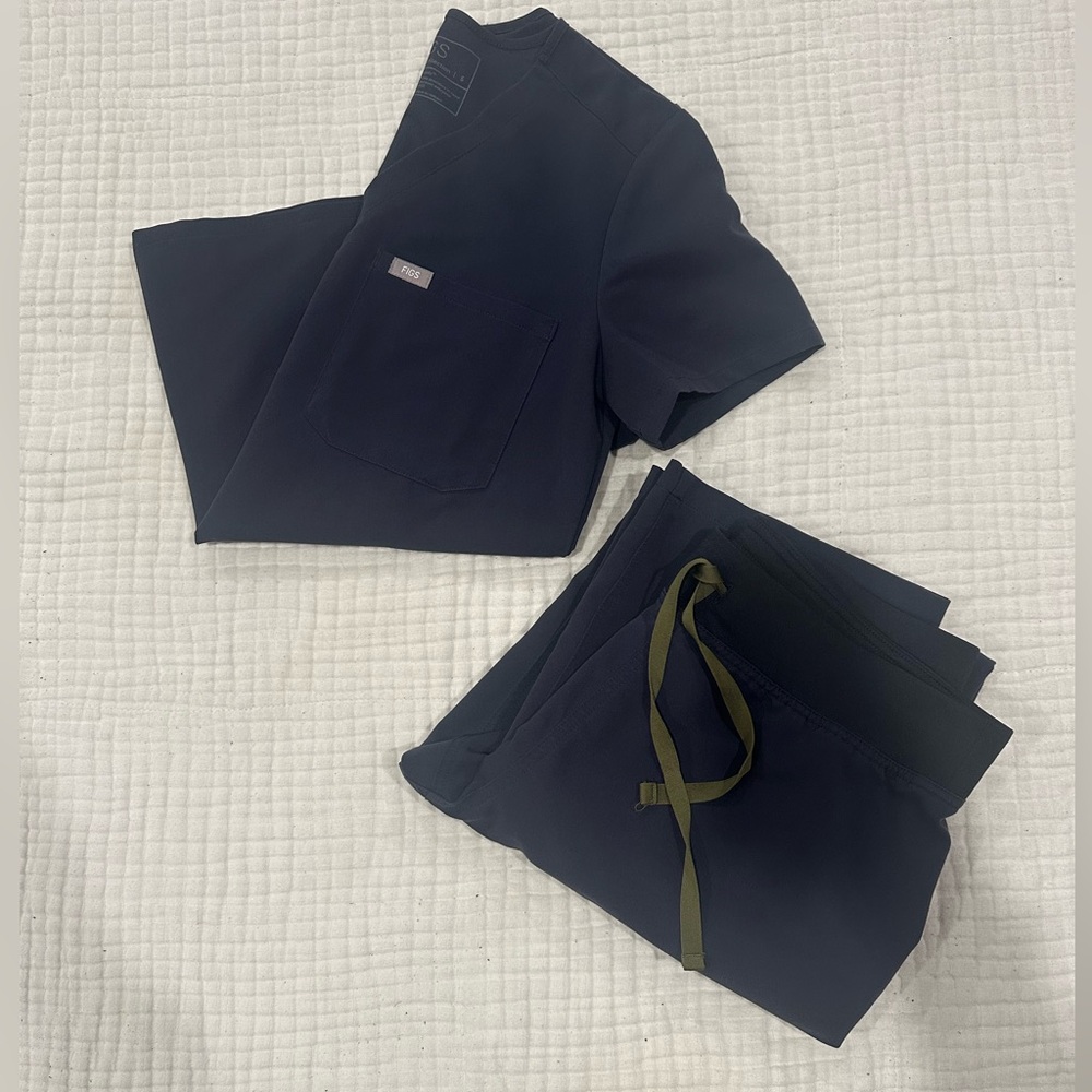 Figs Limited Edition Set Quiet Navy Regular Waist Livingston, Catarina Top